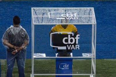 REVOLUÇÃO NO APITO! 📺 Futebol brasileiro estreia "desafio de vídeo" e dá poder aos técnicos.