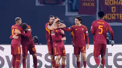 Bajo la mirada de Totti la Roma se acerca a los octavos