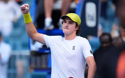 Acompanhe: jogo entre João Fonseca e Fritz no ATP de Eastbourn é retomado
