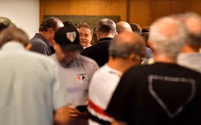 Torcedores do São Paulo comemoram 'queda' de Casares ao redor do Morumbi