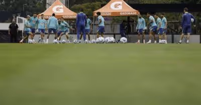 Brasil volta aos treinos com titulares no regenerativo e reservas em campo
