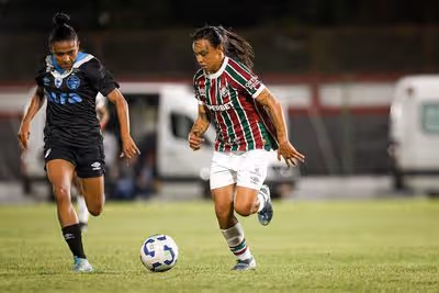 Com lances polêmicos, Fluminense e Grêmio empatam no Brasileirão feminino