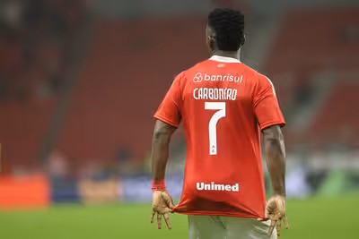 Carbonero sai do banco para dar empate ao Internacional