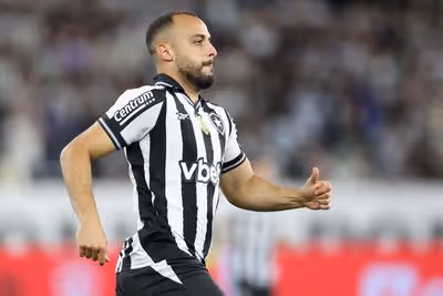 Botafogo quer centroavante, mas age com cautela no mercado