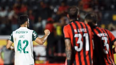 Sem malícia, Vitória paga caro com gols sofridos no fim