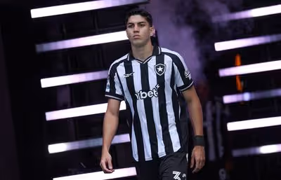 Jair deixa o Botafogo após quatro meses em alto nível na zaga