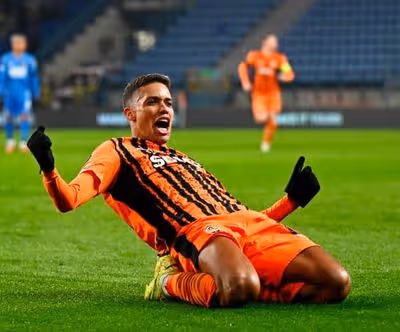 Pedrinho comemora gol pelo Shakhtar Donetsk