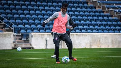 Athletico negocia com zagueiro e volante colombianos para a Série B