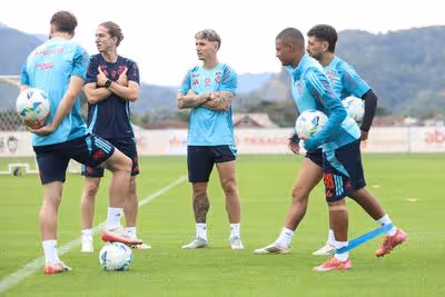 Flamengo tem retornos de Danilo e De la Cruz para enfrentar o Internacional