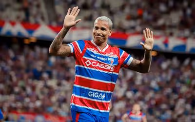 Torcida protesta e cita Deyverson durante embarque do Fortaleza