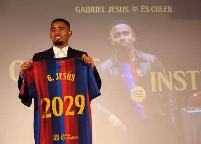 Gabriel Jesus é apresentado como novo jogador do Barcelona e posa com camisa do clube catalão