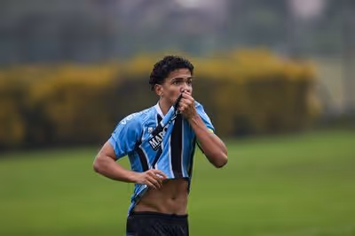 Jogador da base do Grêmio impressiona pela média de gols