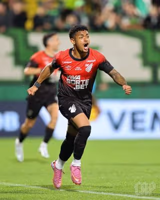 Léo Derik marca pela primeira vez no profissional e ganha espaço no Athletico