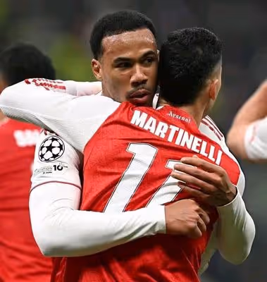 Gabriel Martinelli e Gabriel Magalhães comemorando gol pelo Arsenal