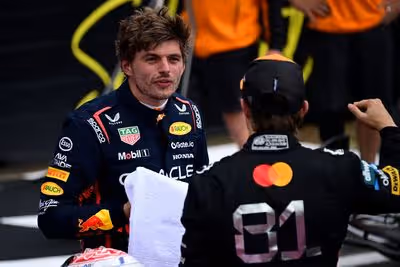 Verstappen cita dificuldade com vento e celebra pole na Inglaterra