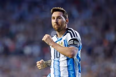 Messi comemora gol marcado pela Argentina em amistoso contra a Islândia