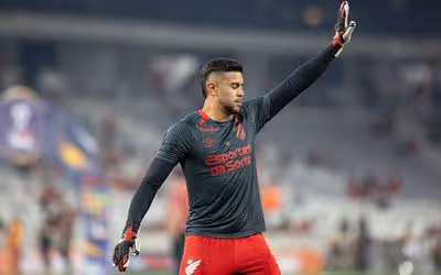 Mycael falha em derrota do Athletico e sofre vaias da torcida na Arena