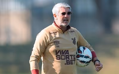 Suspenso, Odair Hellmann se emociona com classificação do Athletico contra o São Paulo