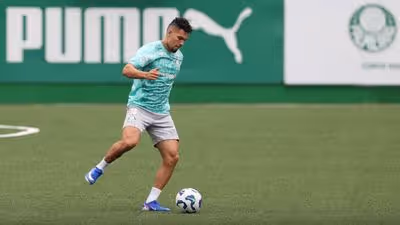 Paulinho durante treinamento do Palmeiras