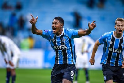 Grêmio renova contrato com Riquelme até 2027
