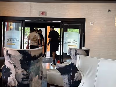 Pulgar deixa hotel do Flamengo nos EUA de muletas; veja imagens