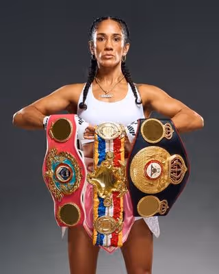 Supercampeã de boxe desafia Amanda Nunes para o UFC 324