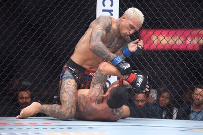 Charles do Bronx controla Holloway e vence cinturão BMF do UFC
