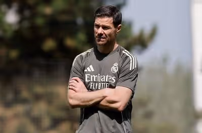 Xabi Alonso dá primeiro treino e conta com retorno de brasileiro