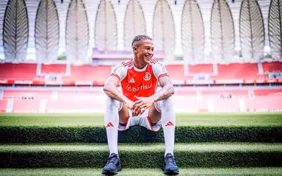 Internacional avalia situação do atacante Vitinho