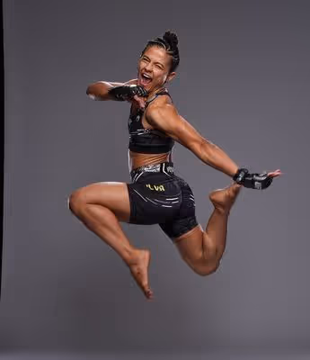 Entre tragédia e desconfiança, Natália Silva caça título do UFC