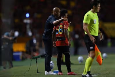 Presidente de campeão brasileiro viaja a Barcelona para negociar venda de joia