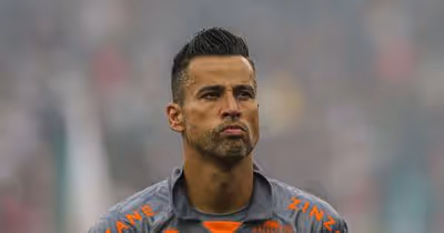 Goleiro Fábio completa 45 anos e mira quebrar novos recordes
