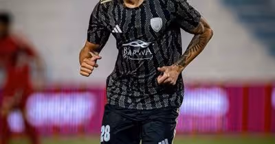 Lucas Veríssimo chega ao Brasil após drama no Catar e reforça Santos para clássico