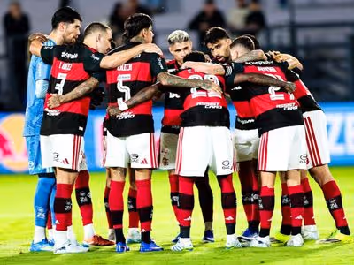 Jogador do Flamengo vira alvo de críticas após advertência
