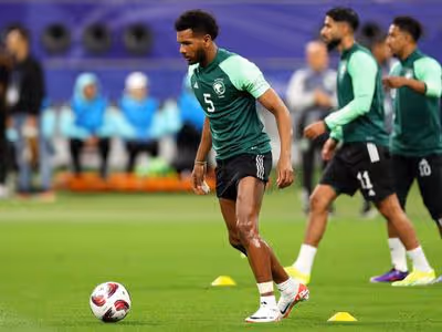 Zagueiro do Al-Shabab é afastado após comemoração polêmica em clássico saudita