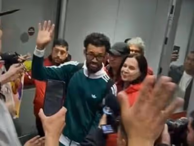 Torcida do Colo-Colo celebra com entusiasmo a chegada de Vozinha ao Chile