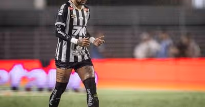 Pai de Neymar vê boas chances de renovar, mas vai conversar com outros clubes