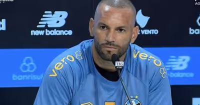 Ovacionado pela torcida, Weverton vê Grêmio no caminho certo: