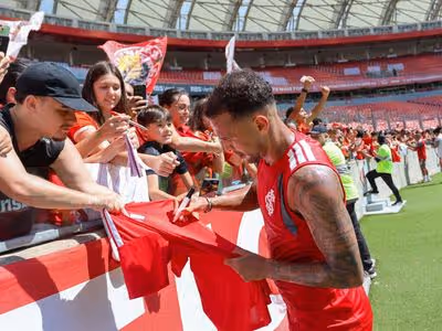 Com presença da torcida, Internacional faz treino aberto no Beira-Rio