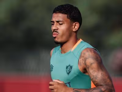 John Kennedy passará por cirurgia no joelho; entenda a lesão do atacante do Fluminense