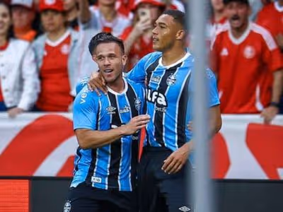 Carlos Vinícius amplia marca e se isola na artilharia do Brasileirão