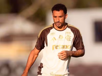 Flamengo encaminha renovação de Danilo