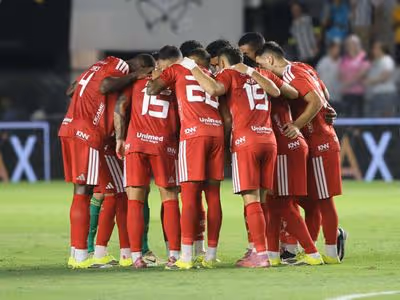 Internacional vence o Santos na Vila e respira no Brasileirão