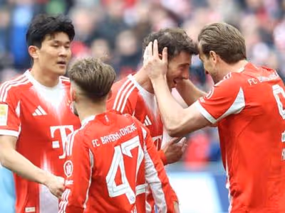 Com dois de Gnabry, Bayern goleia Union Berlin e segue isolado na liderança da Bundesliga