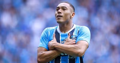 Carlos Vinícius, artilheiro do Grêmio, comenta sobre a reserva