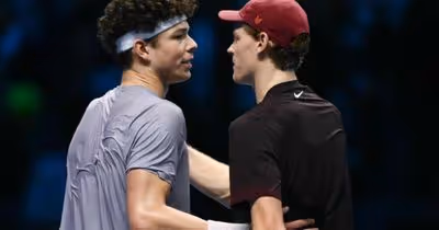 Sinner domina Shelton e mantém 100% no ATP Finals