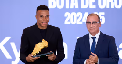 Mbappé desbanca Gyokeres por causa do peso dos gols e recebe Chuteira de Ouro