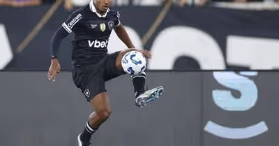 Cuiabano, agora do Forest, desembarca no Rio de Janeiro para retornar ao Botafogo