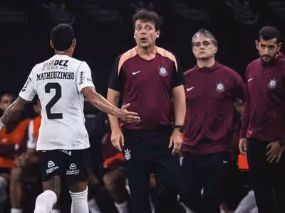 Matheuzinho elogia Fernando Diniz e destaca evolução do Corinthians antes da Libertadores