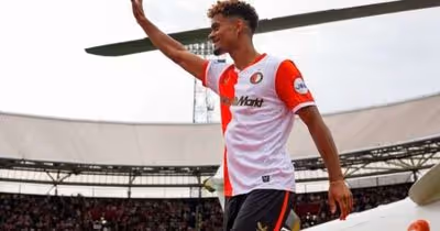 Português que interessava ao Botafogo é apresentado de helicóptero no Feyenoord